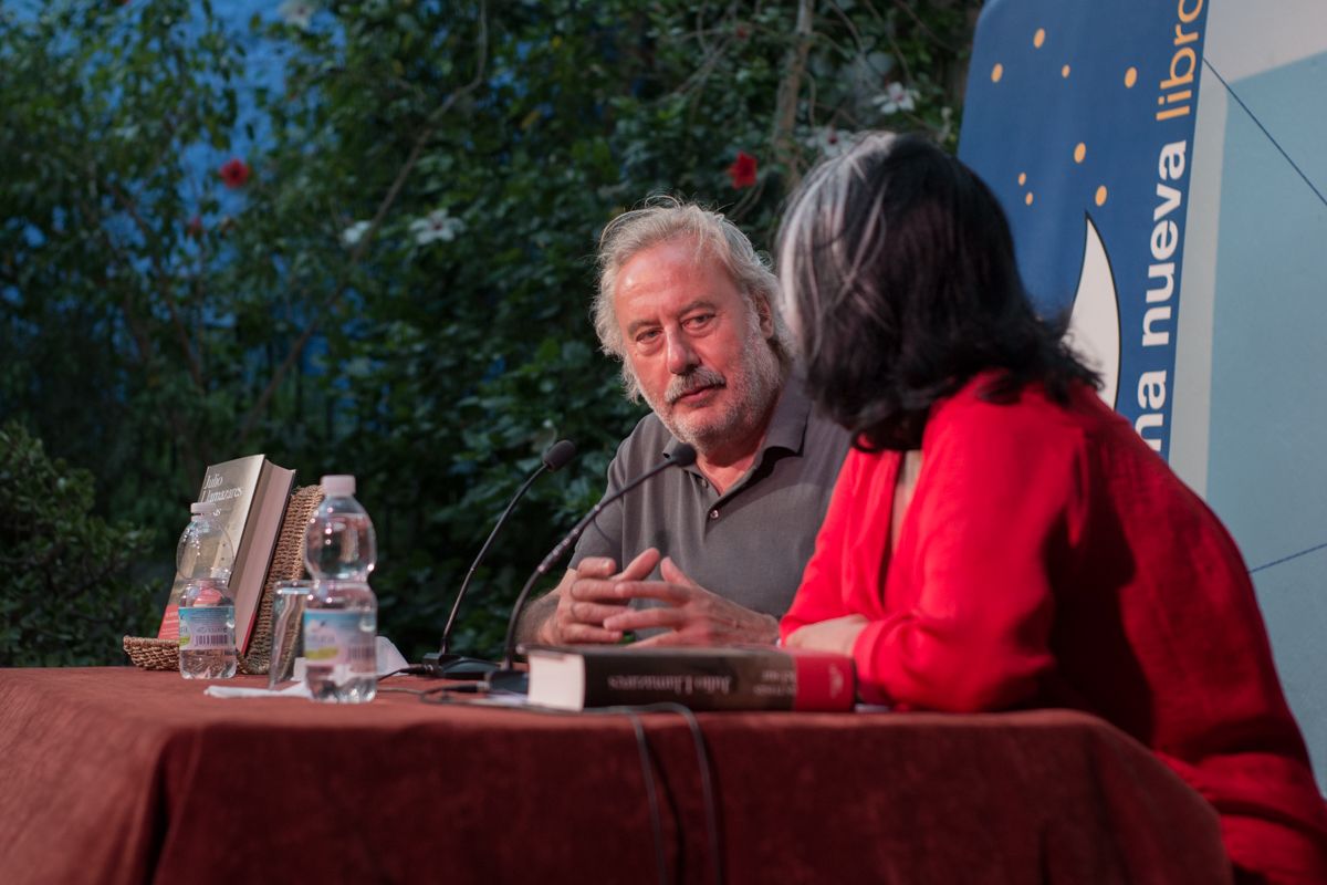 Julio Llamazares conversa con Natividad Montaño, durante la presentación de 'Rosas del sur' en Jerez. FOTO: MANU GARCÍA.
