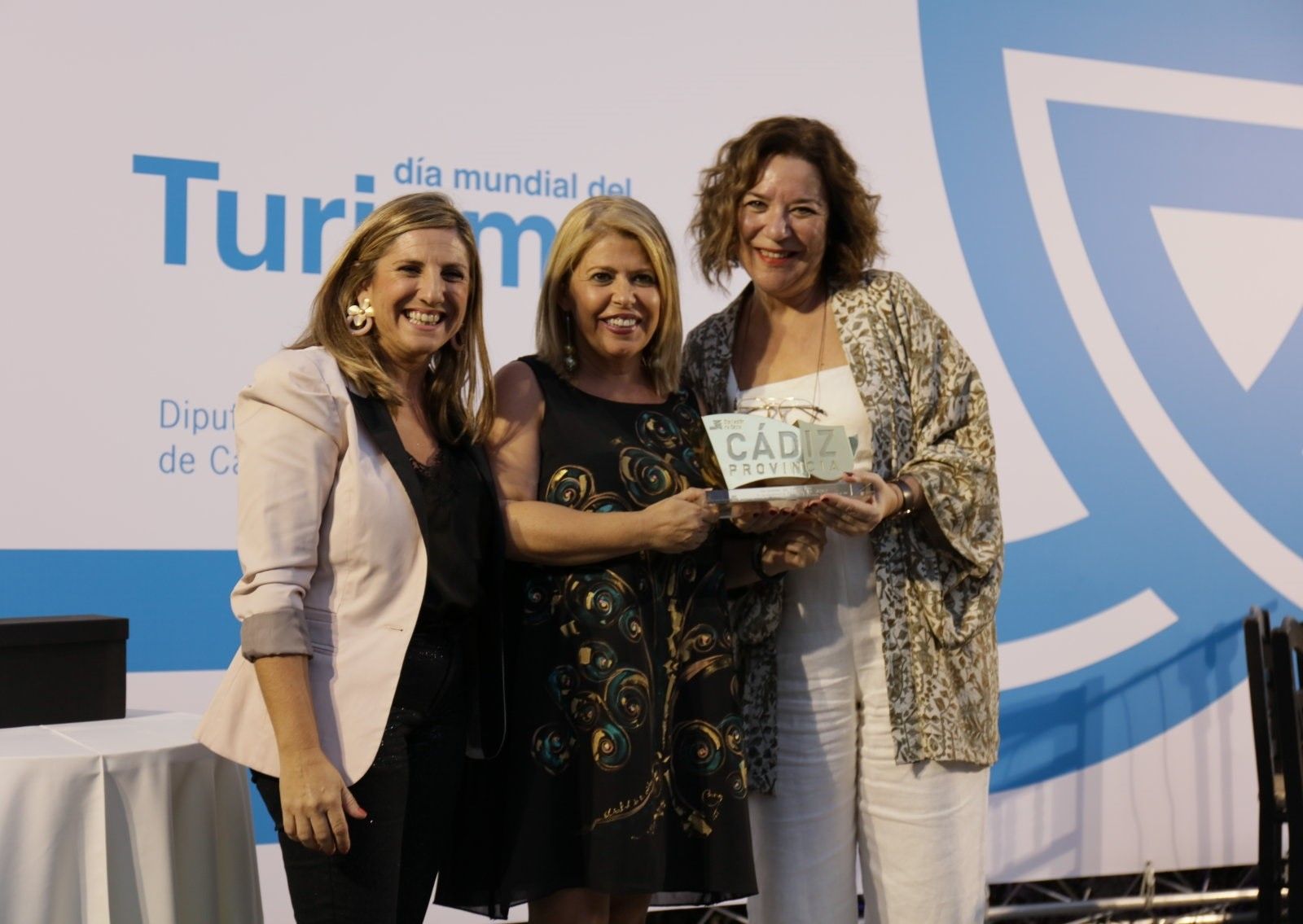 Irene García, Mamen Sánchez e Isamay Benavente, en la entrega del galardón.