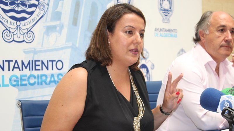 Laura Ruiz junto a José Ignacio Landaluce, alcalde de Algeciras, en una rueda de prensa
