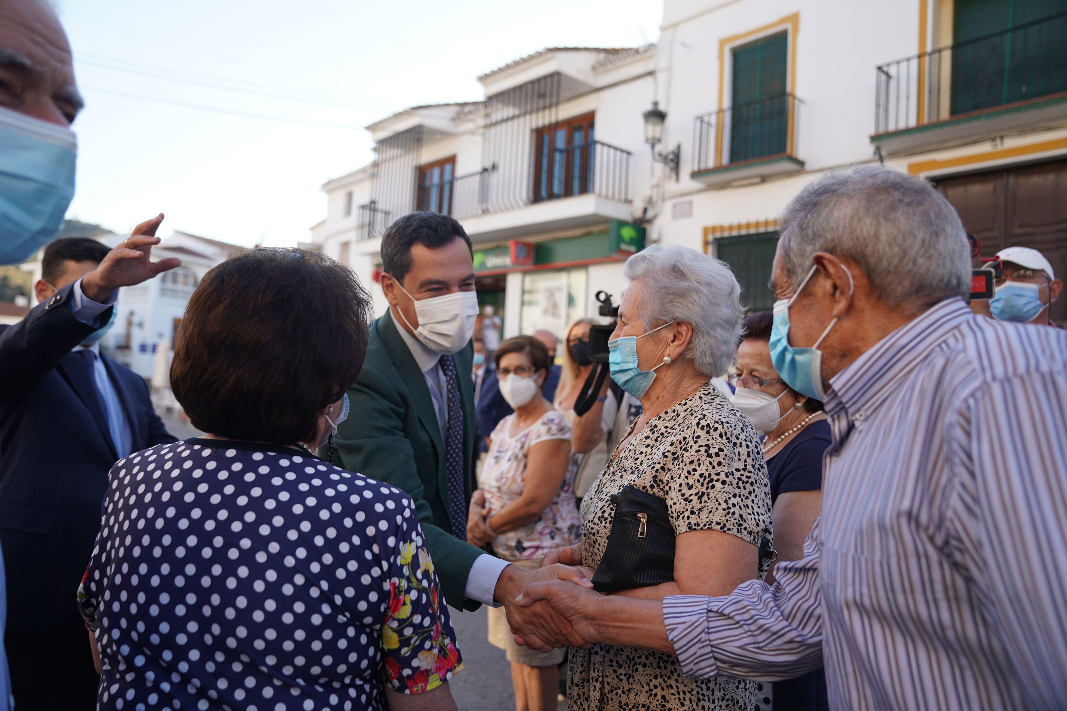 Moreno Bonilla, en Riogordo este pasado jueves, gobernado por el PP, saluda a vecinos del pueblo.