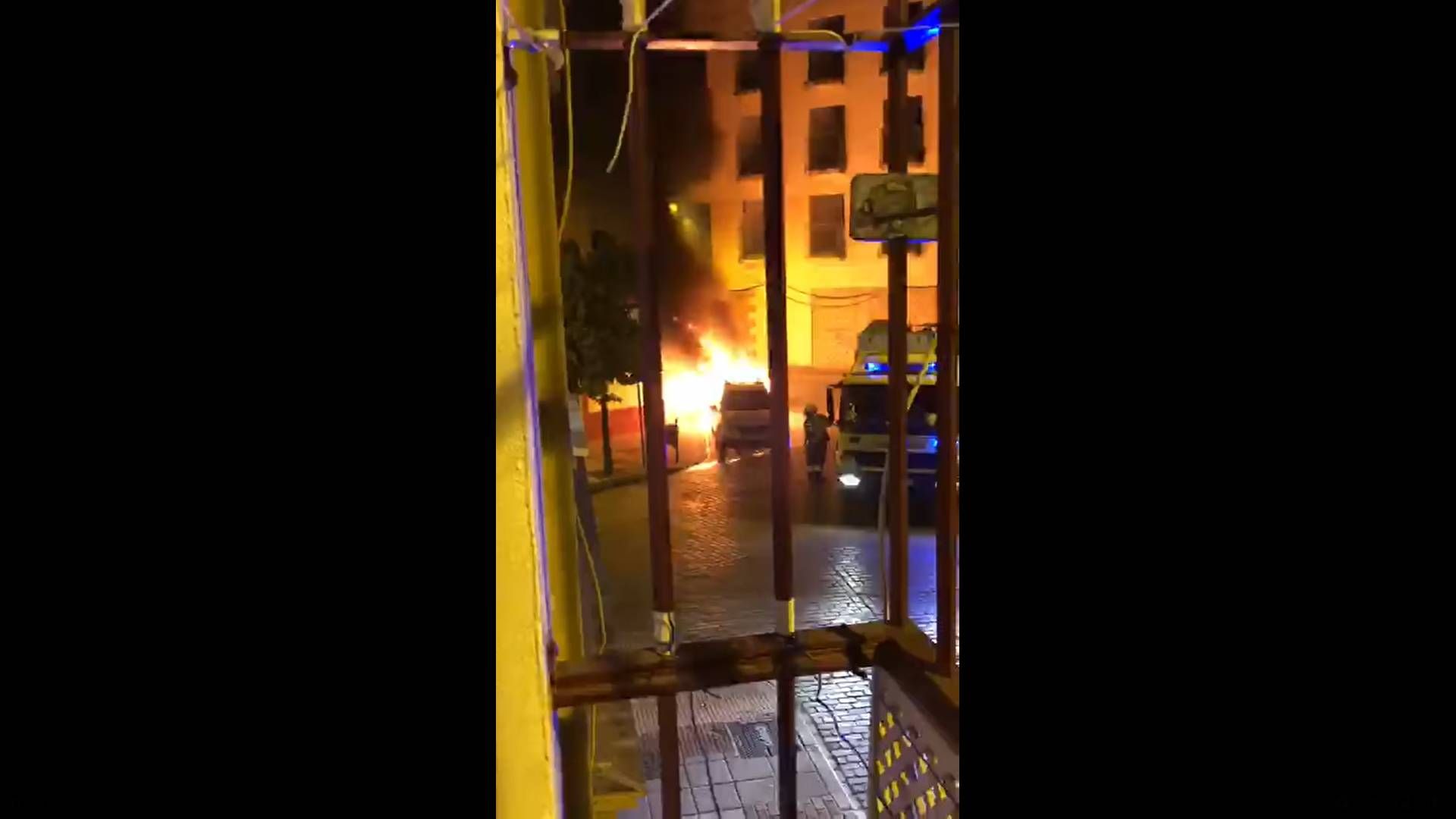 Un aparatoso incendio de un coche esta madrugada en la calle Campillo de Jerez