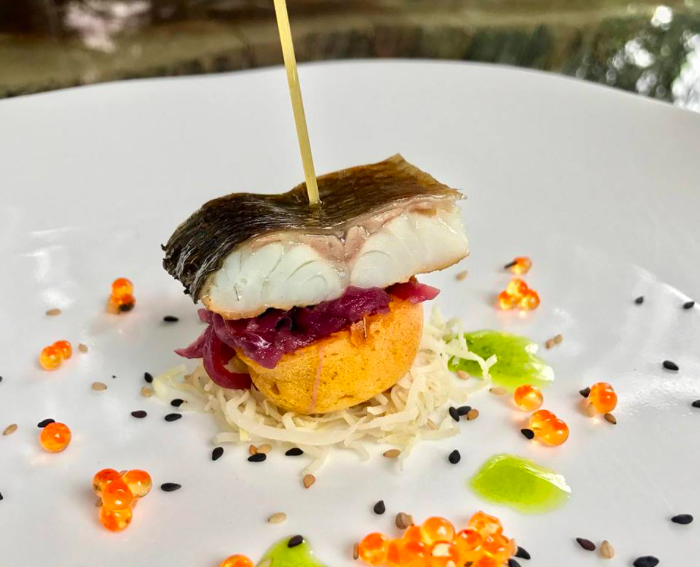 Dorada de estero Lubimar ahumada, yema en salazón sobre un panecillo de boniato y cebolla roja encurtida, propuesta de Restaurante El Faro de El Puerto para la III edición de la Sal y El Estero. FOTO: LA SAL Y EL ESTERO. 