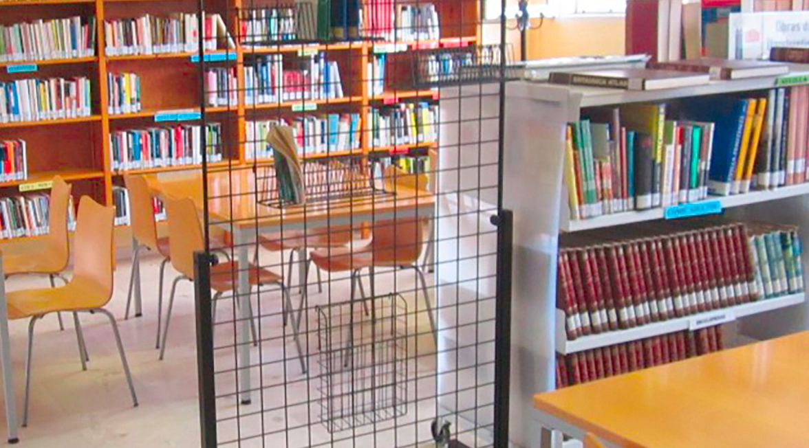 Vigilantes de bibliotecas municipales de Sevilla llevan cuatro meses sin cobrar sus nóminas