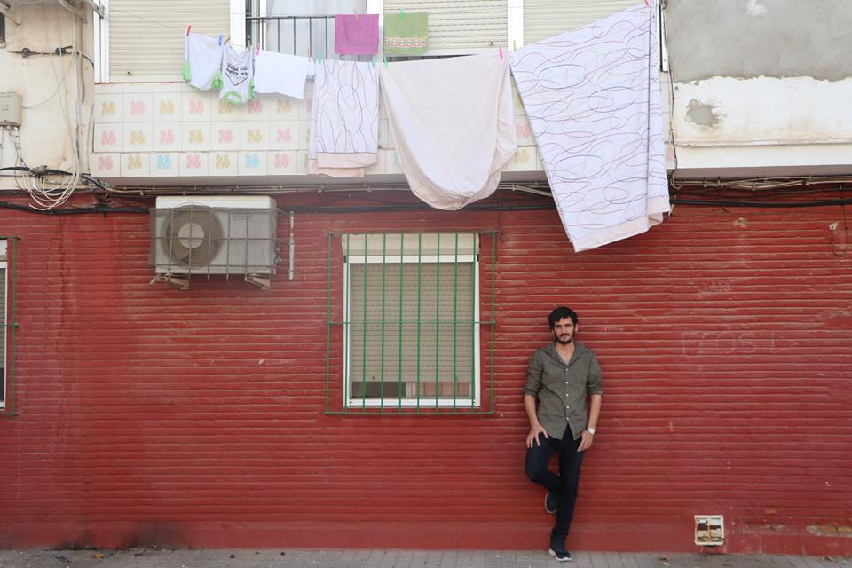 Israel Gómez, 'El Irra', en el barrio obrero donde vive de la capital andaluza. FOTO: R.S. 