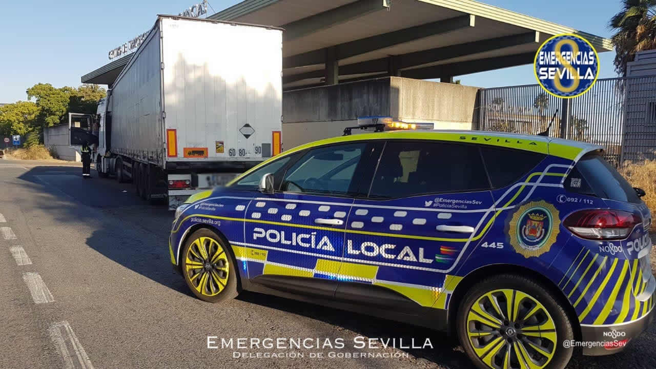 El tráiler, inmovilizado por la Policía Local de Sevilla