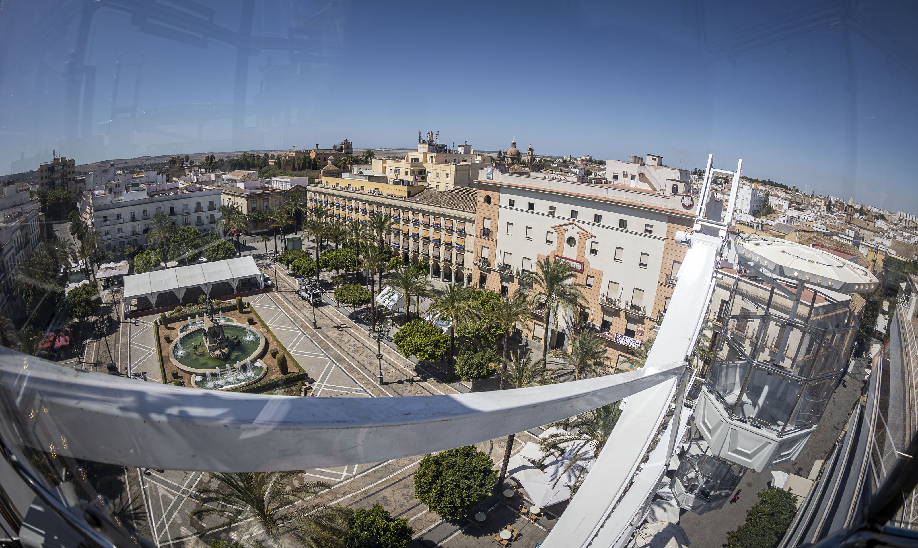 La Catedral al fondo, Los Arcos y el edificio de los sindicatos en el Arenal en Jerez de la Frontera