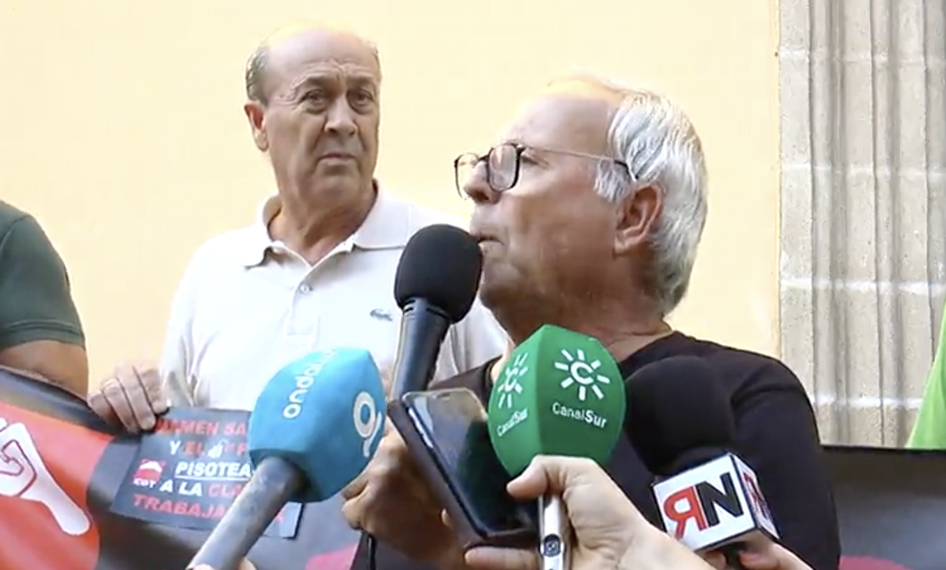 José García, de CGT, durante la concentración. FOTO: ANDALUCÍA INFORMACiÓN.