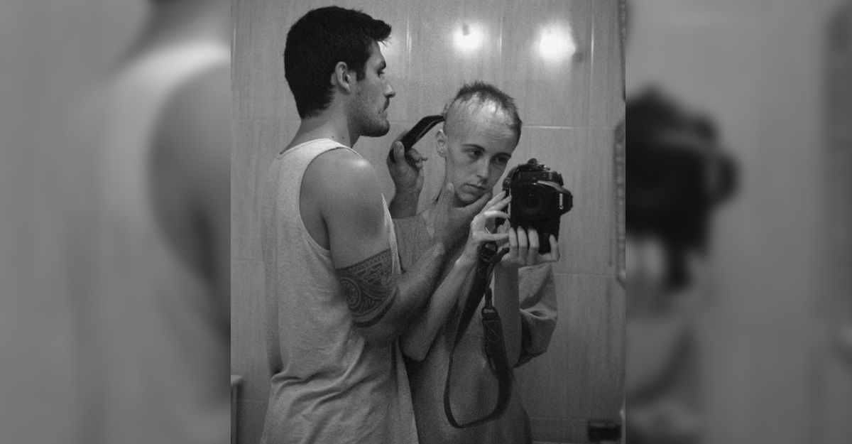 Olatz Vázquez, cortándose el pelo con su pareja tras la quimioterapia.