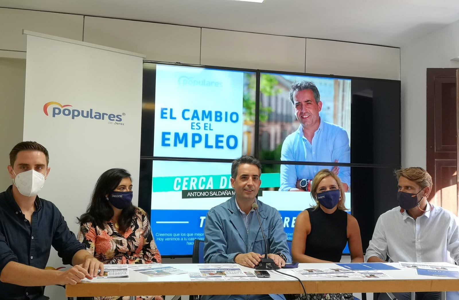 Antonio Saldaña en la rueda de prensa del PP de Jerez con el lema 'El cambio es el empleo' en la que recorrerá "las casas de todos y cada uno de los jerezanos"