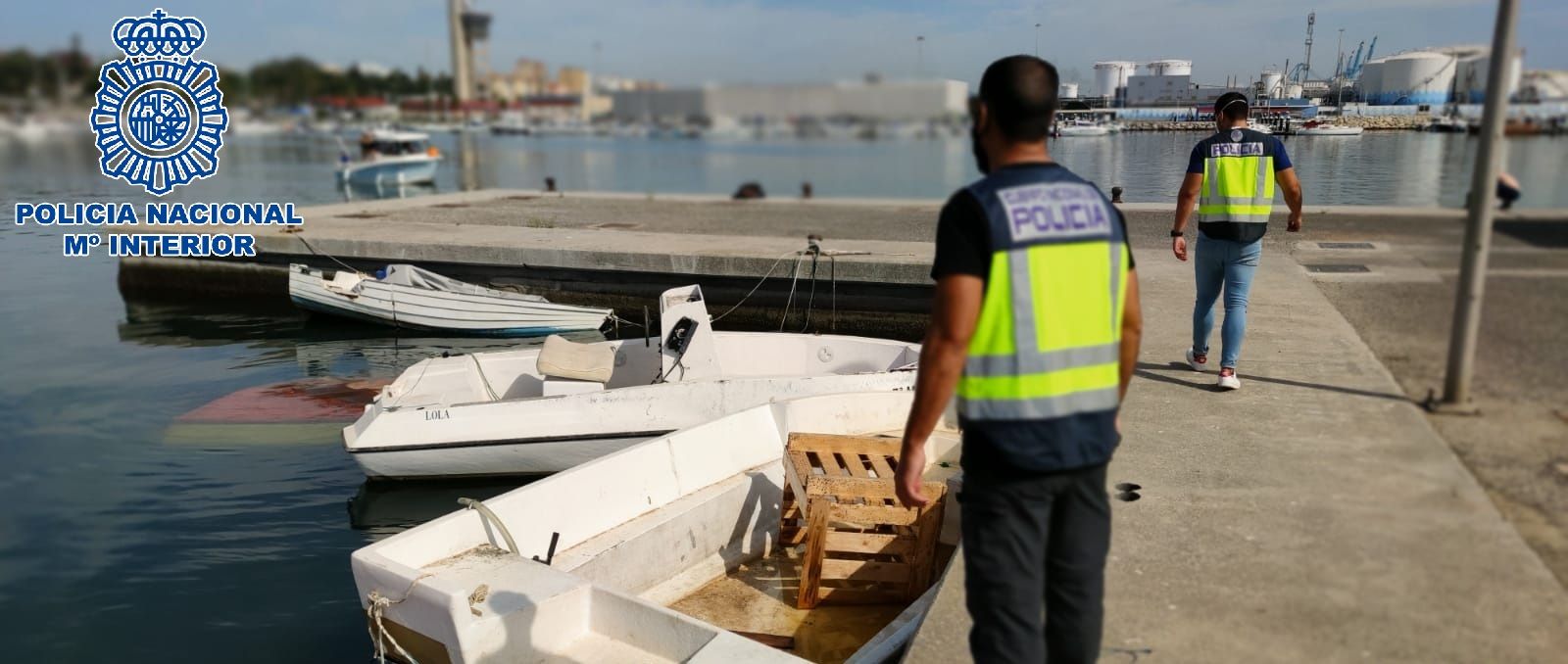 La Guardia Civil, incautando una de las embarcaciones que trasladaban migrantes.