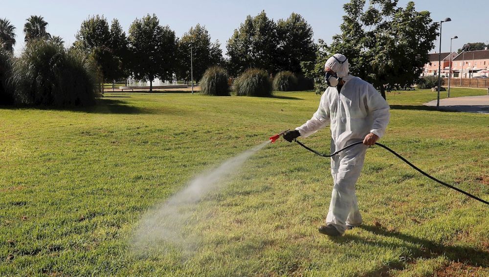 Un operario fumiga jardines para evitar la aparición de mosquitos, tema que comenta el autor en el artículo 'Los vencejos, el día de la Tierra y el día del libro'.