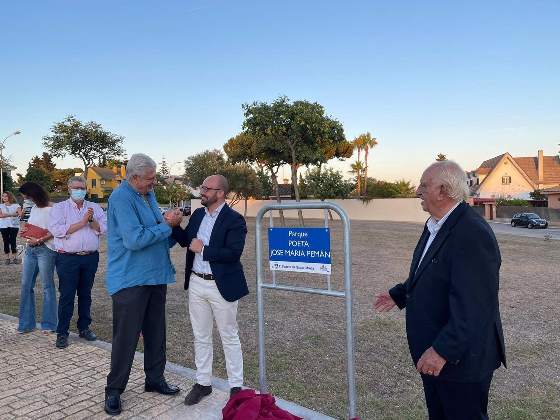 El alcalde de El Puerto, Germán Beardo, en la inauguración del parque dedicado a José María Pemán