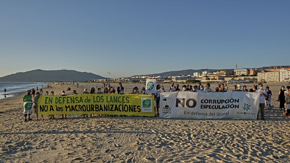La concentración de Ecologistas en la playa de Los Lances de Tarifa bajo el lema 'SOS Costa de Cádiz'