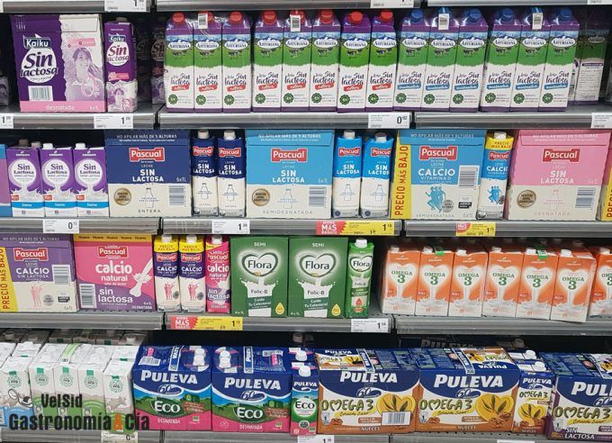 Un lineal de un supermercado con bricks de leche.