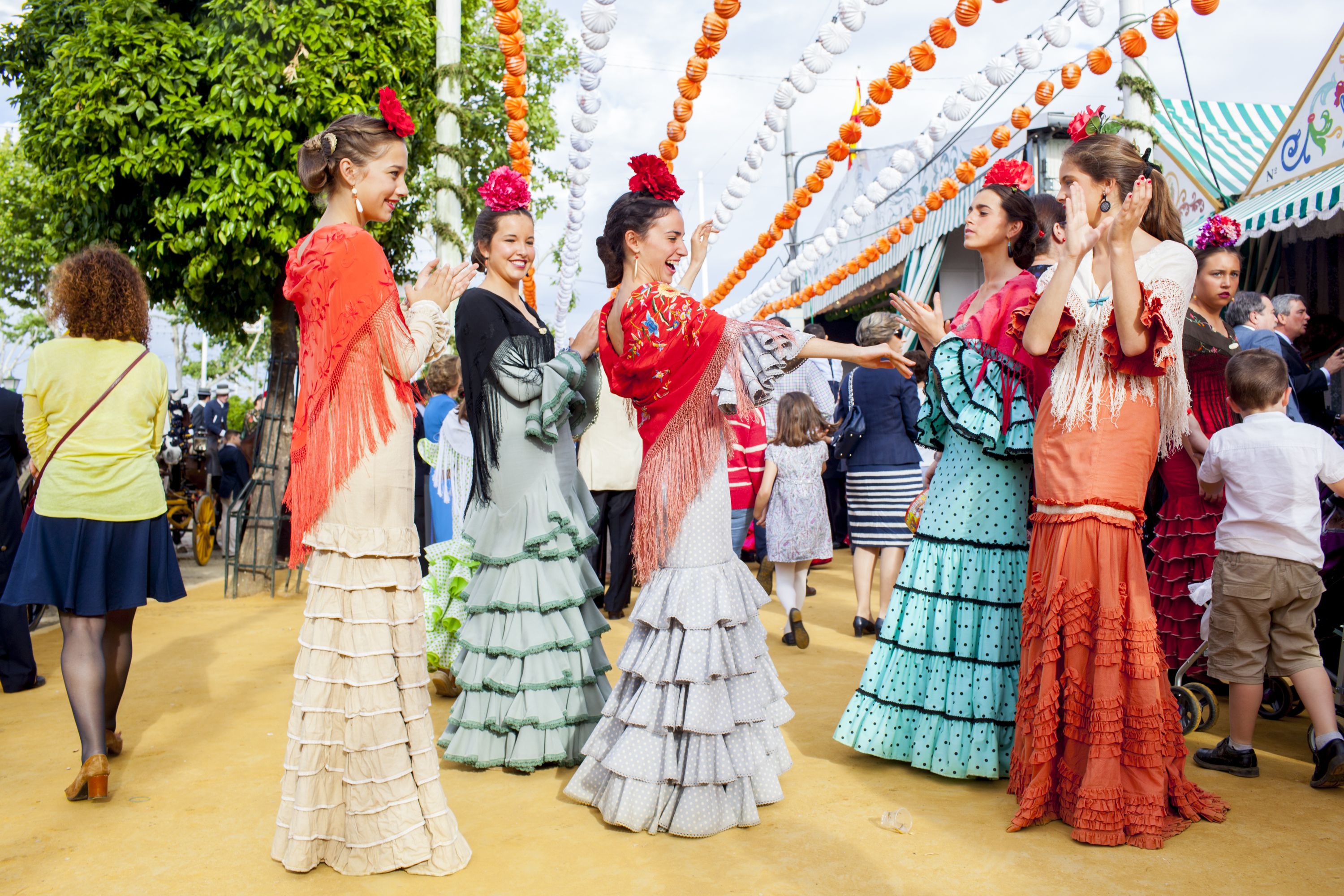 Flamencas en la Feria de Abril de Sevilla, en una imagen de Turismo Andaluz. La capital hispalense tendrá feria en 2022.