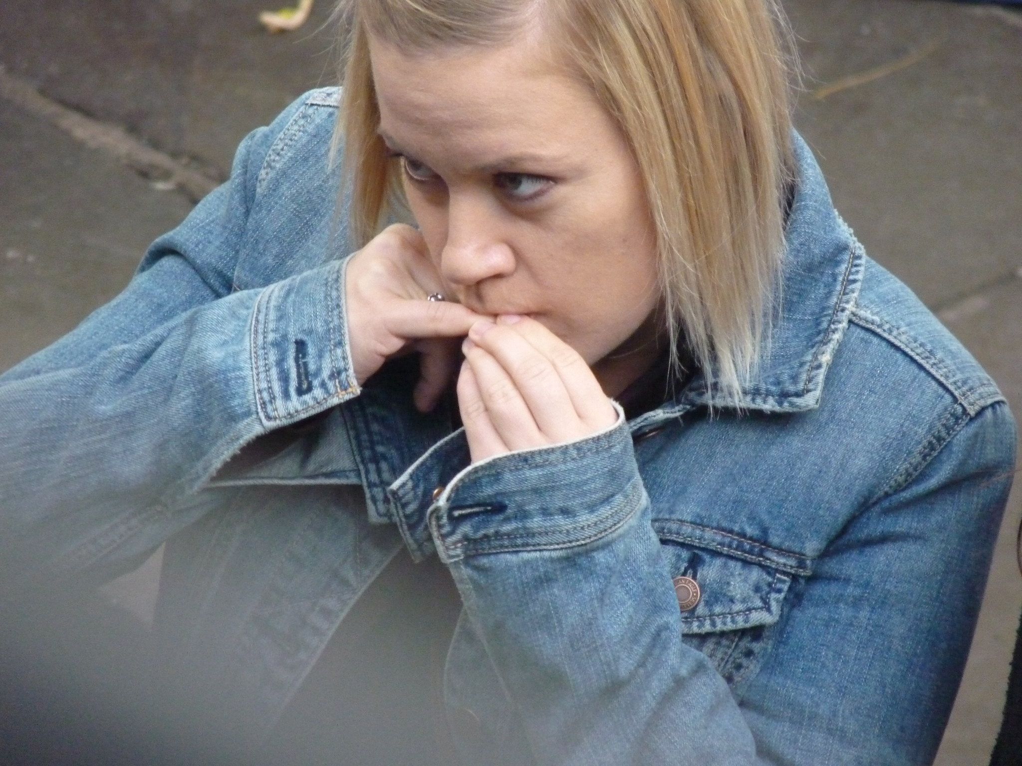 Comerse las uñas puede acabar con los dientes