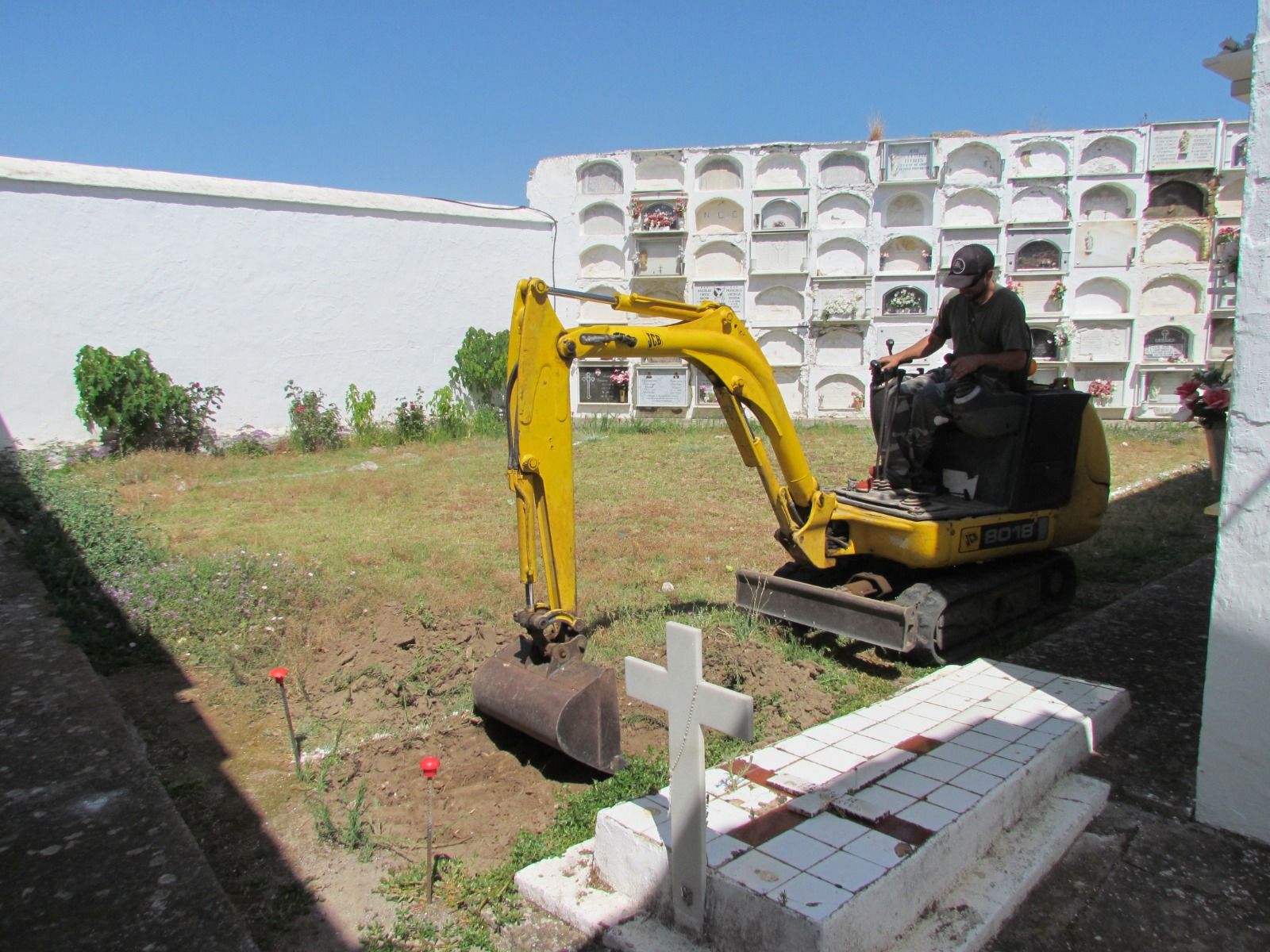 Los trabajos de exhumaciones en el cementerio municipal de Jimena