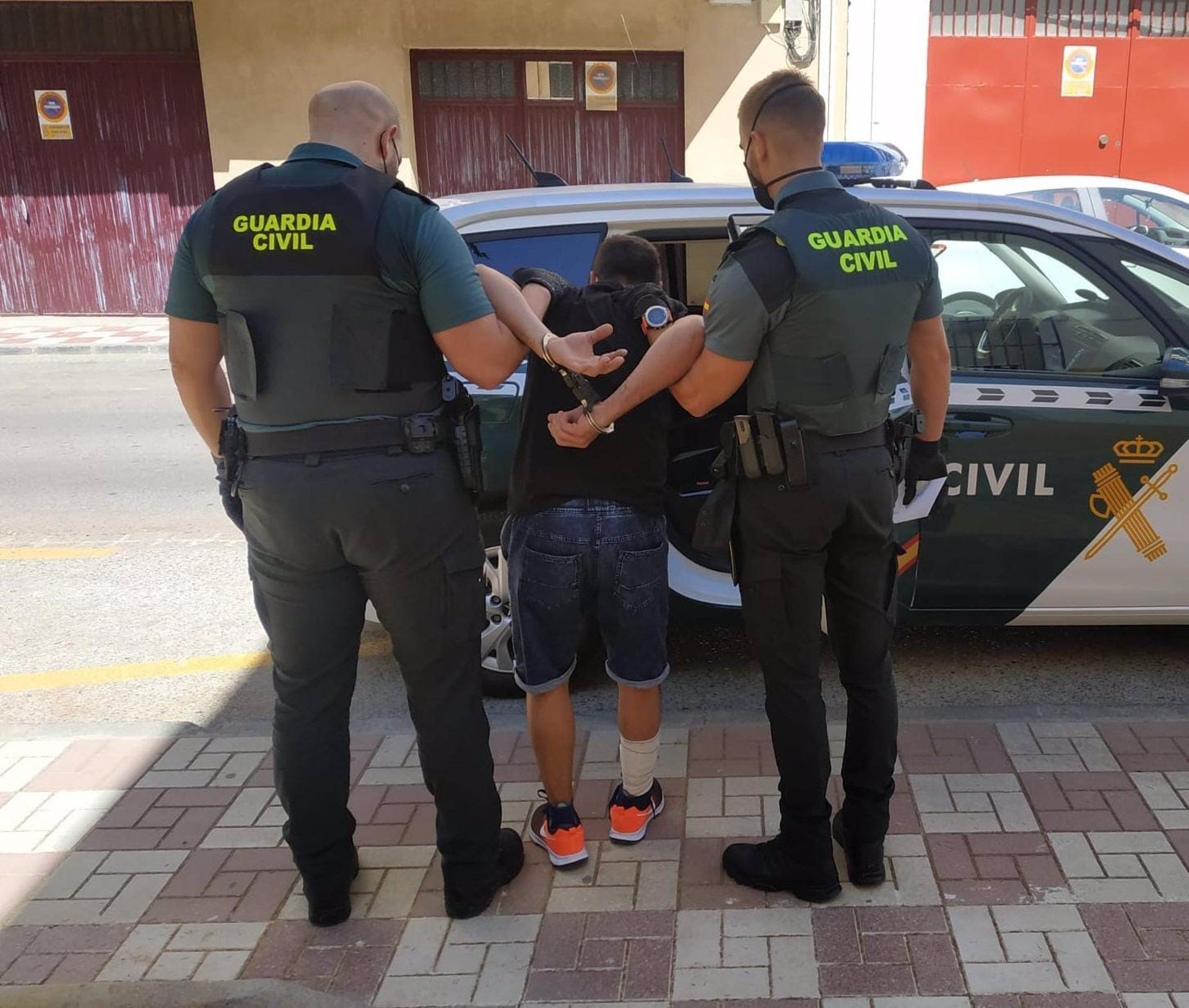 La Guardia Civil investiga a más de 30 jóvenes que dan una paliza a un adolescente en un pueblo de Málaga.