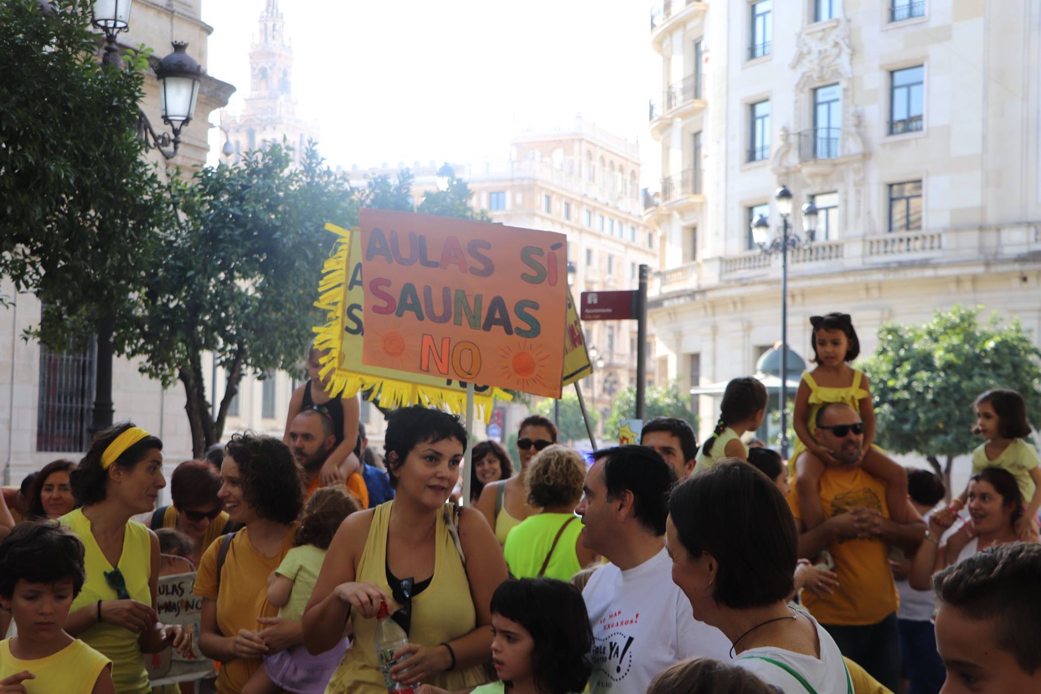 Grupo de padres y madres en la concentración de 'Escuelas de Calor'. FOTO: R.S. 