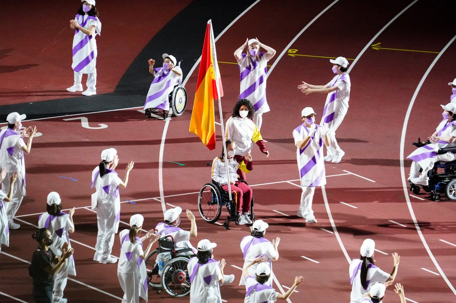 El orgullo de cada cuatro años: Marta Fernández, abanderada española, en la ceremonia de clausura de los Juegos Paralímpicos.