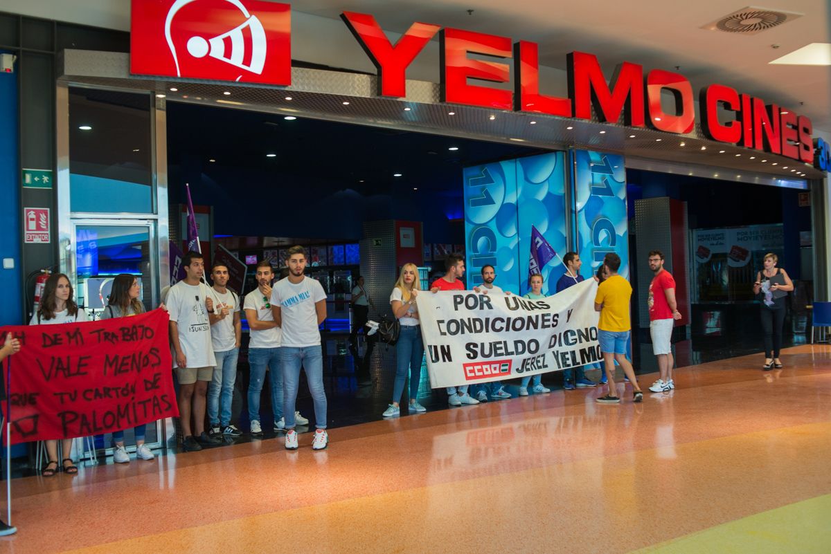 Una protesta de trabajadores en Yelmo Cines.