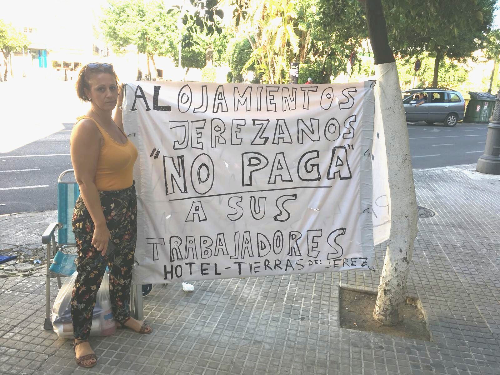 Manuela Vargas frente al Hotel Tierras de Jerez, reclamando el cobro de su indemnización. FOTO: LVDS.