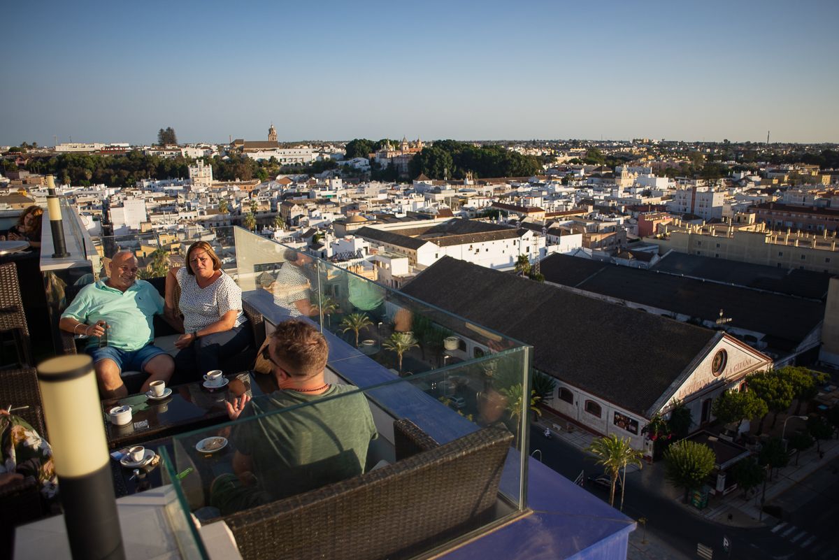 Terraza Camarote en el hotel Guadalquivir de Sanlúcar. Terraza Camarote en el hotel Guadalquivir de Sanlúcar.