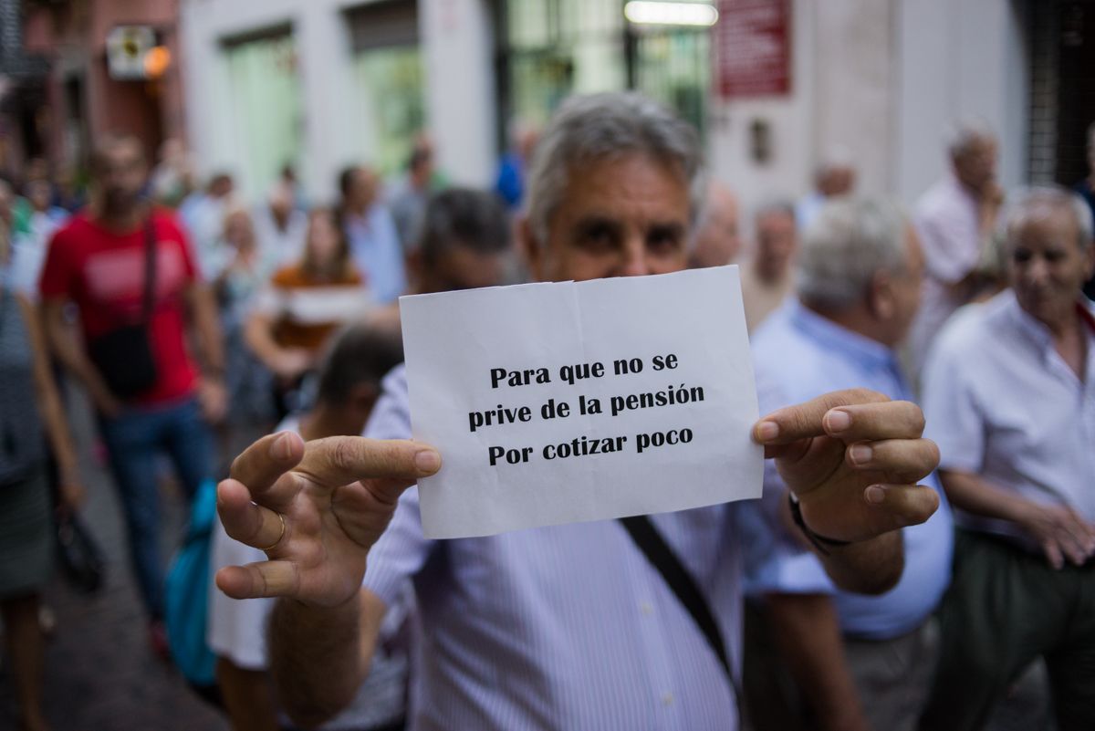 Un jubilado enseña un cartel durante la manifestación celebrada en Jerez. FOTO: MANU GARCÍA