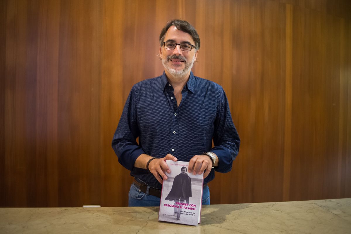 José Manuel García Gil presenta en la Fundación Caballero Bonald 'Prender con keroseno el pasado. Una biografía de Carlos Edmundo de Ory'. FOTO: MANU GARCÍA. 