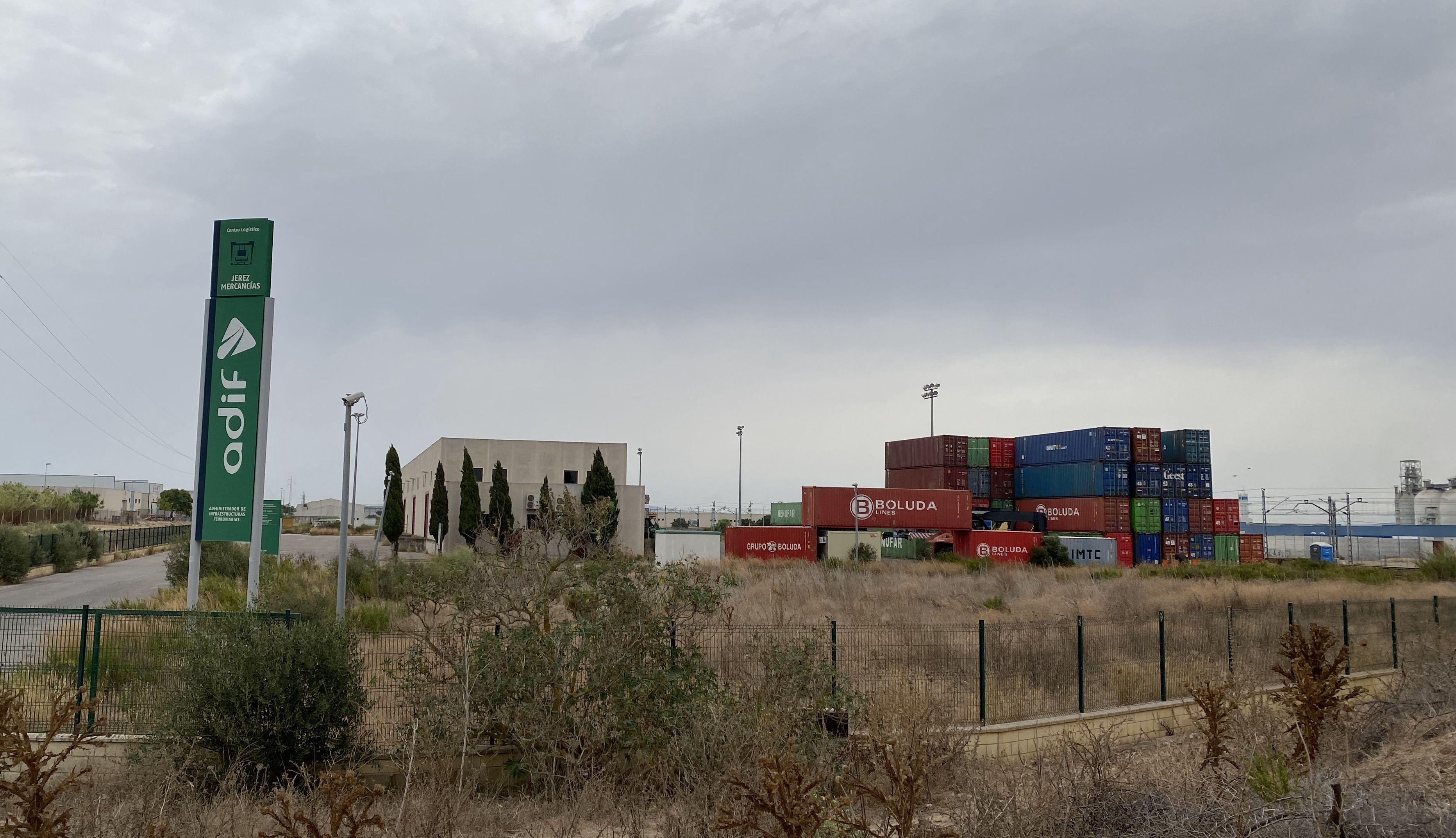 Los contenedores procedentes del Puerto de Cádiz, apilados en días atrás en el Centro Logístico Jerez Mercancías de la Ciudad del Transporte. LAVOZDELSUR.ES