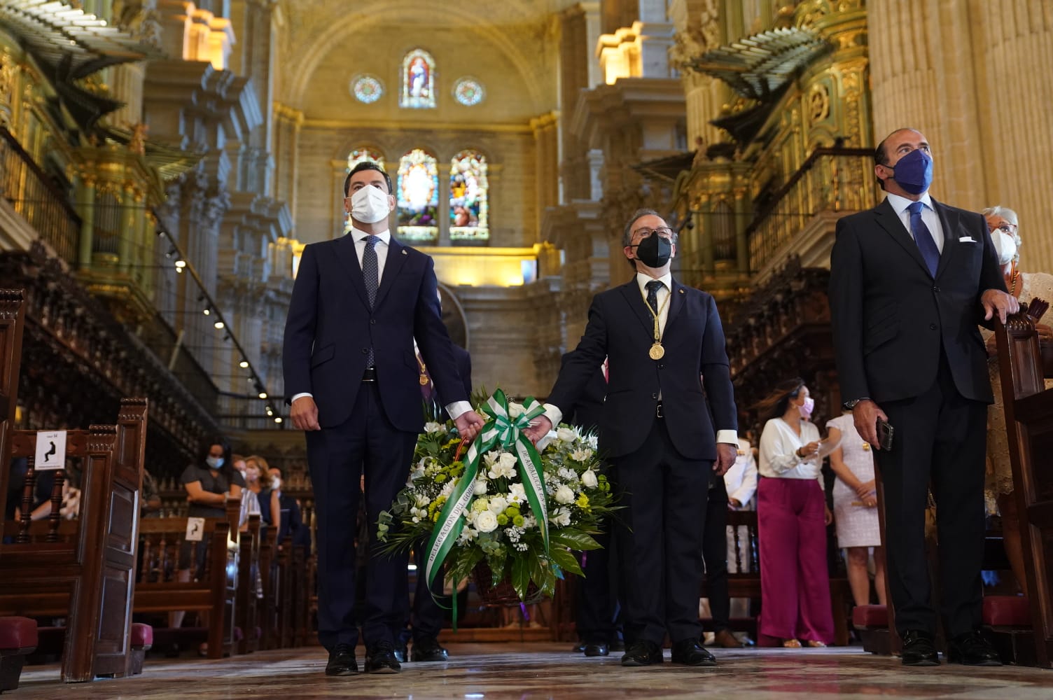 El presidente de la Junta, Juan Manuel Moreno, participando este miércoles en la ofrenda foral a la Virgen de la Victoria