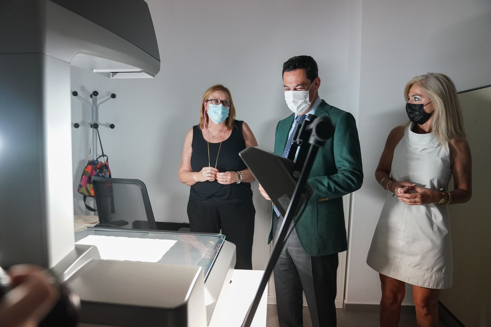 La consejera Del Pozo junto al presidente Moreno, hace unos días en Sevilla inaugurando el nuevo Archivo General de Andalucía.