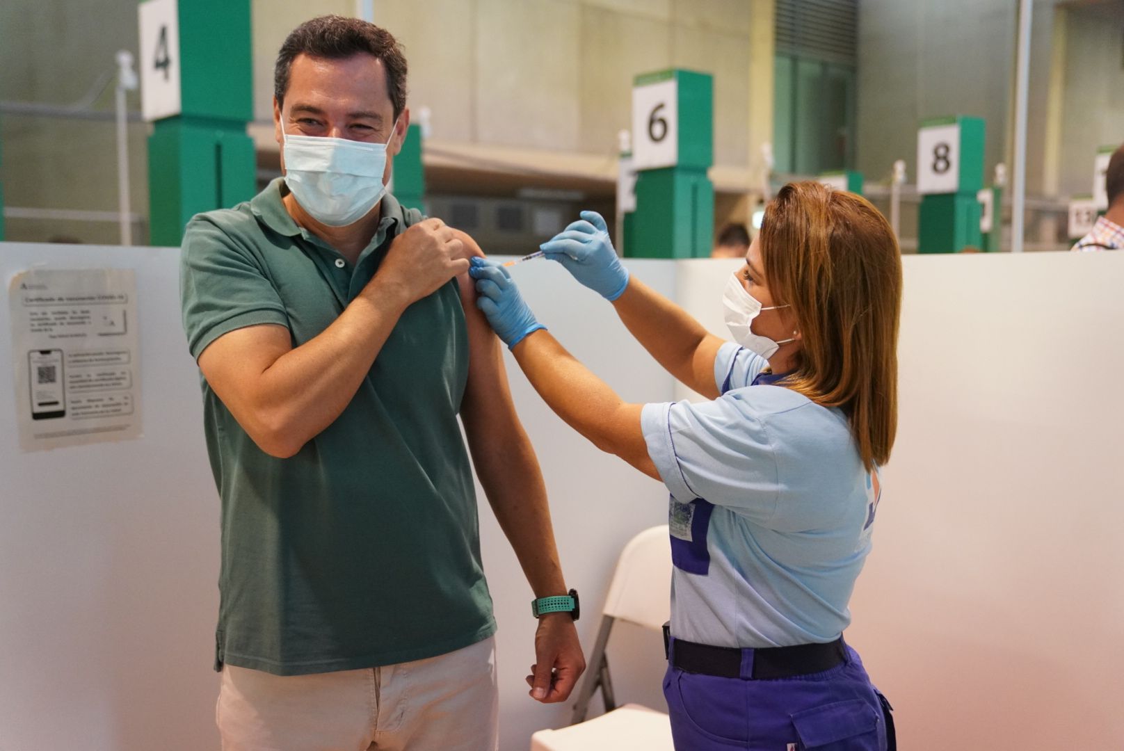 Moreno, recibiendo su dosis de vacuna contra el covid, este jueves en el centro de la Cartuja, en Sevilla.