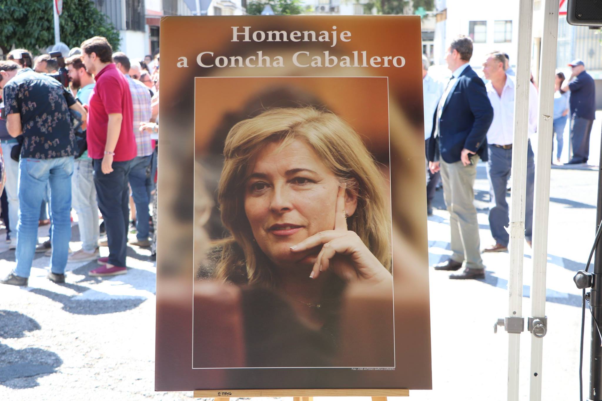 Homenaje a Concha Caballero en la calle de Sevilla que llevará su nombre. FOTO: R.S. 