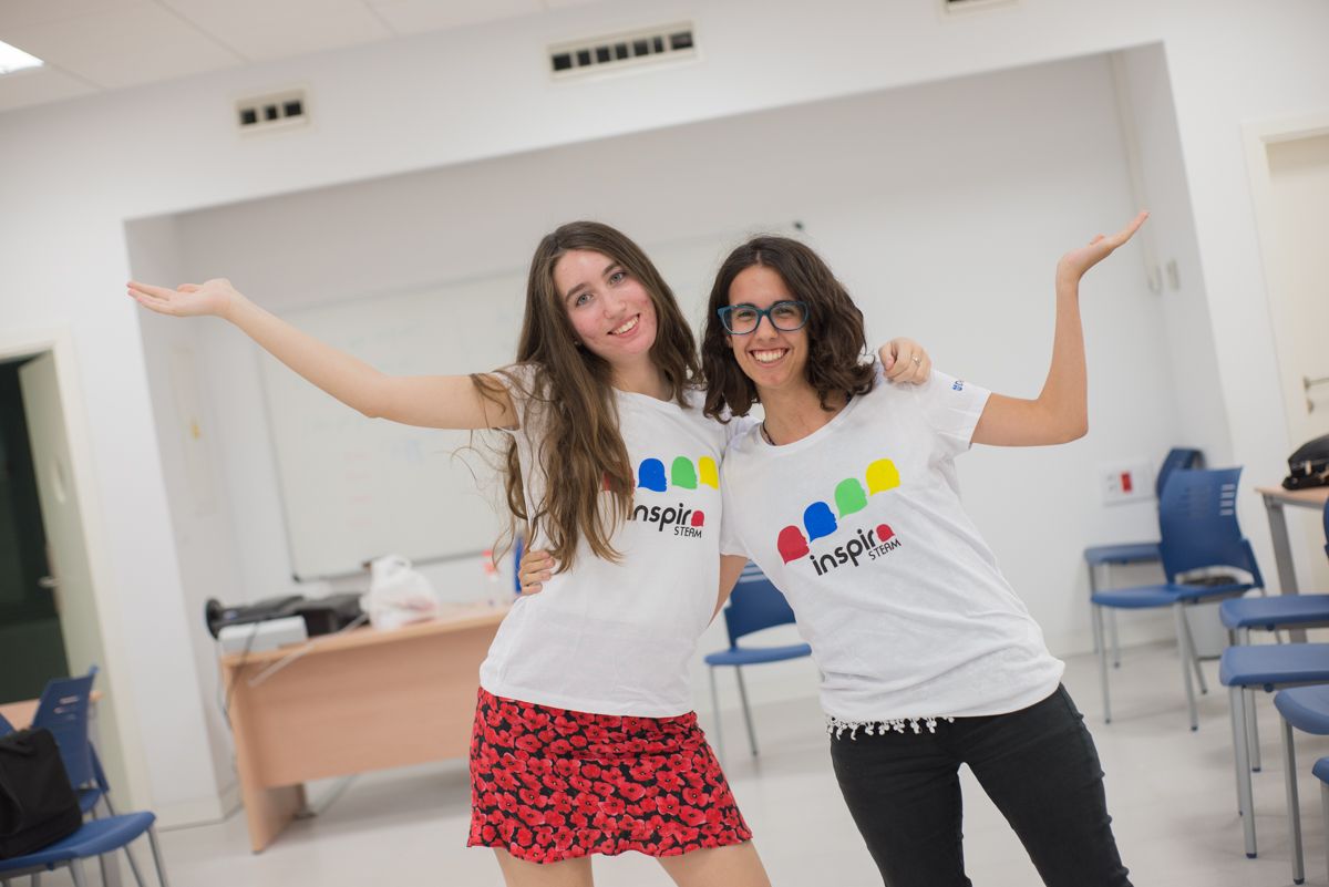 Carlota Armillas (izq.) y Carla Pinto posando en una de las aulas de la ESI con la camiseta del proyecto Inspira, tras la entrevista. FOTO: MANU GARCÍA. 