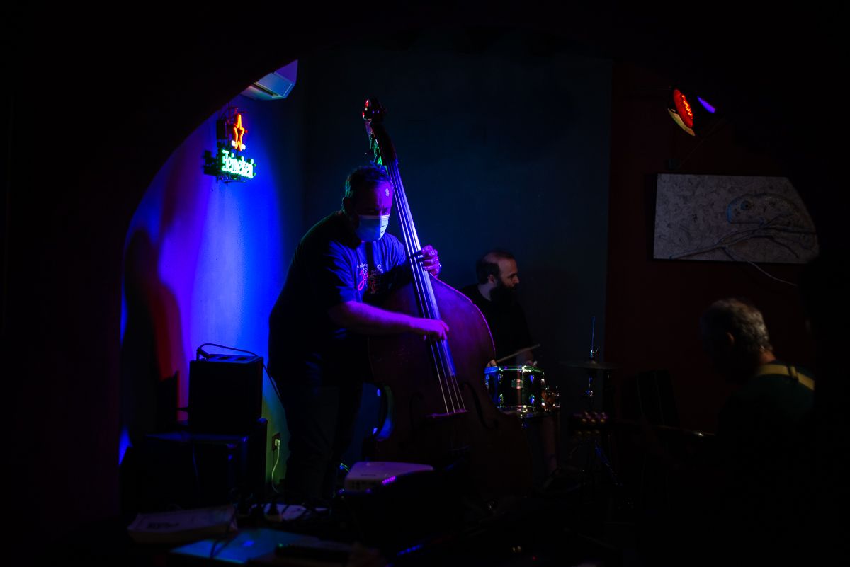 Un músico tocando el contrabajo en una 'jam session' organizada en Stardust, en El Puerto.