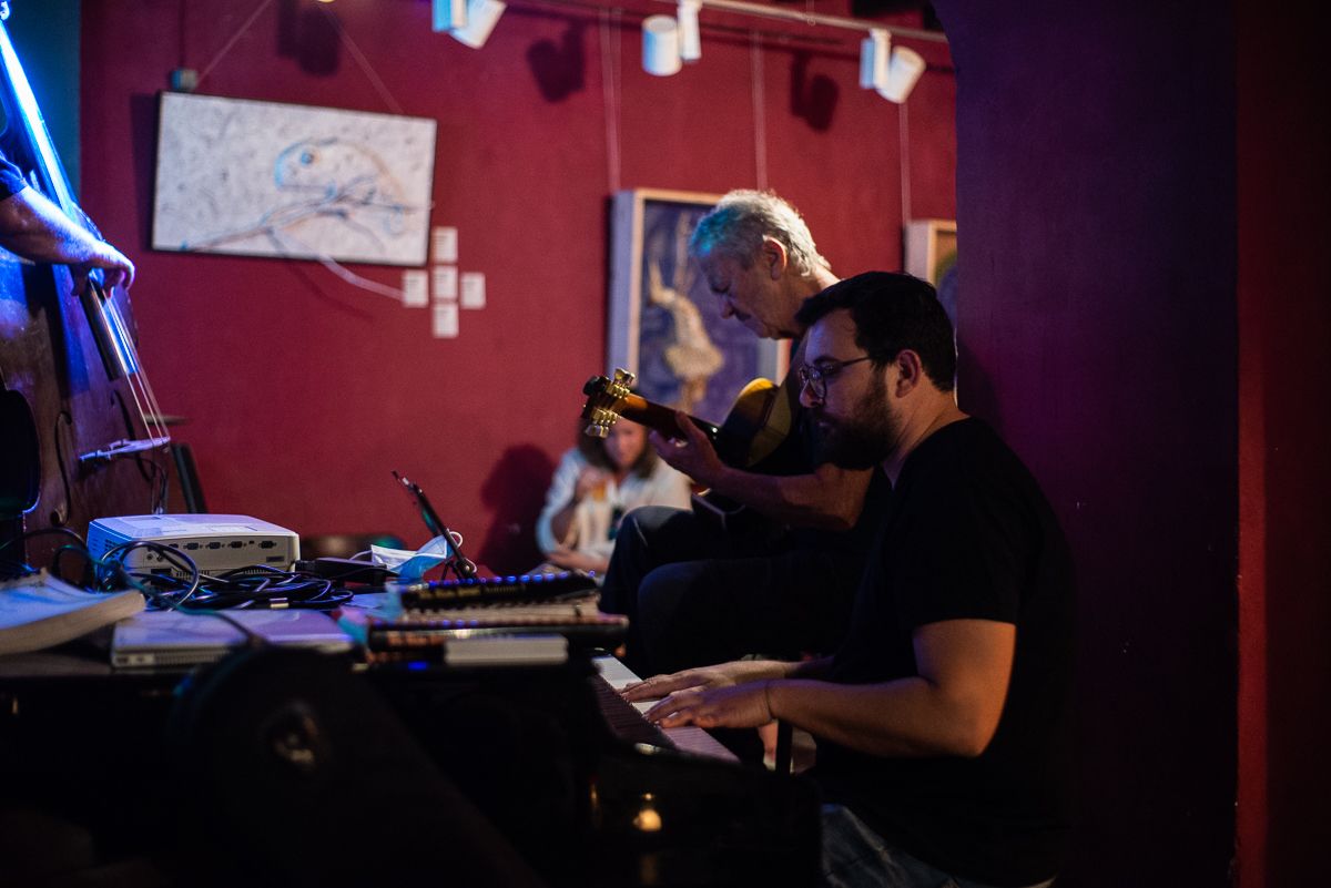 Jesús tocando el piano en la 'jam session'.