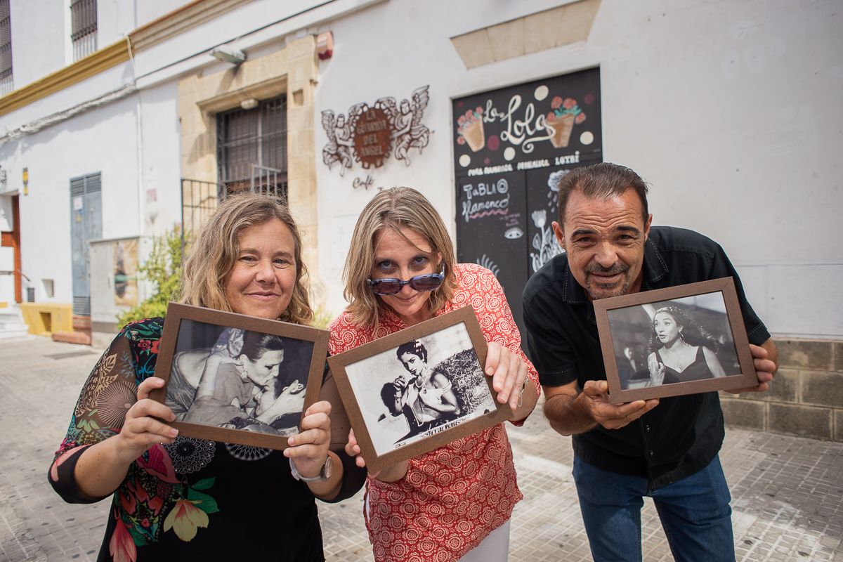 Begoña Sánchez, Sonia Arnáiz y Carlos Cabra, miembros de la peña 'La Lola'