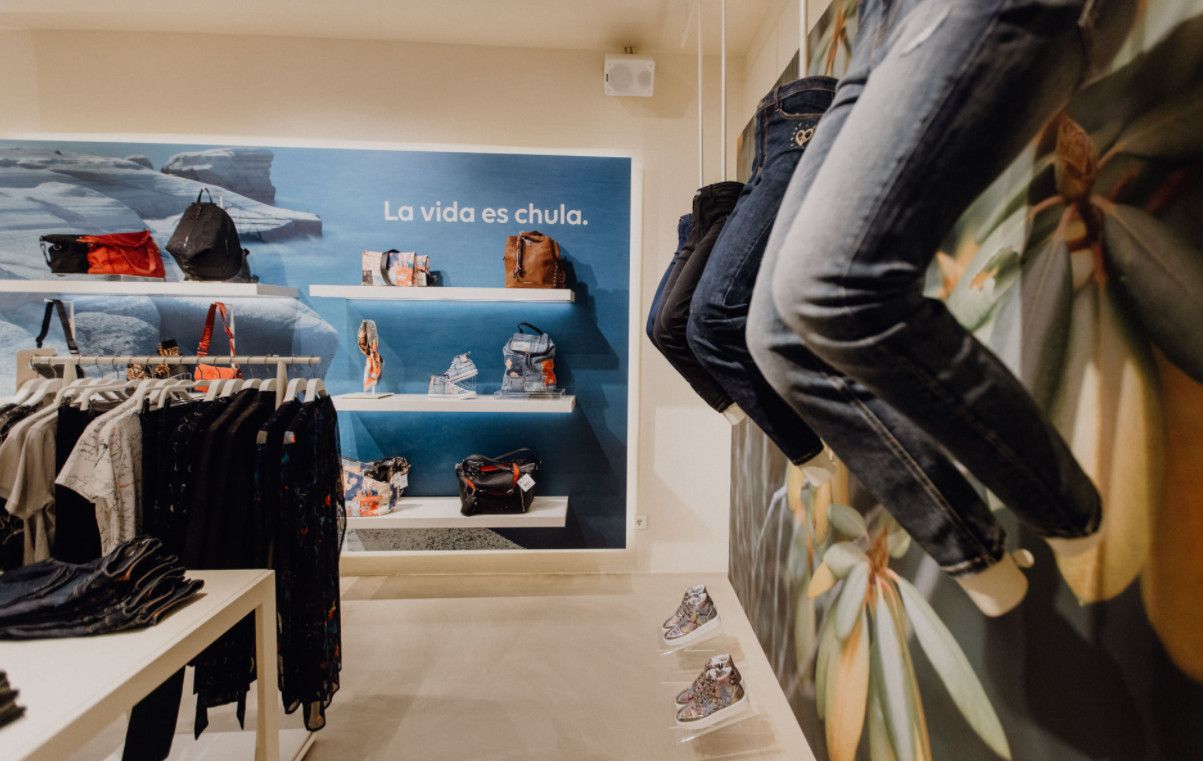 Una tienda de Desigual, la primera firma de moda en España que propone trabajar 4 días, pero con un sueldo más bajo.