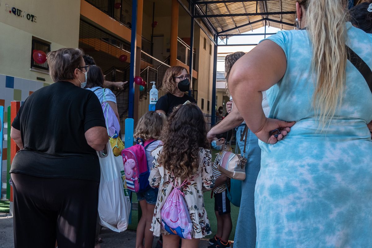  4 de noviembre y de 3 de marzo, no lectivos en Chiclana. Escolares accediendo a un centro educativo, en una imagen de archivo.