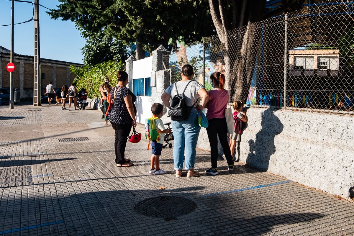Familiares y alumnos a las puertas de uno de los muchos centros educativos andaluces.