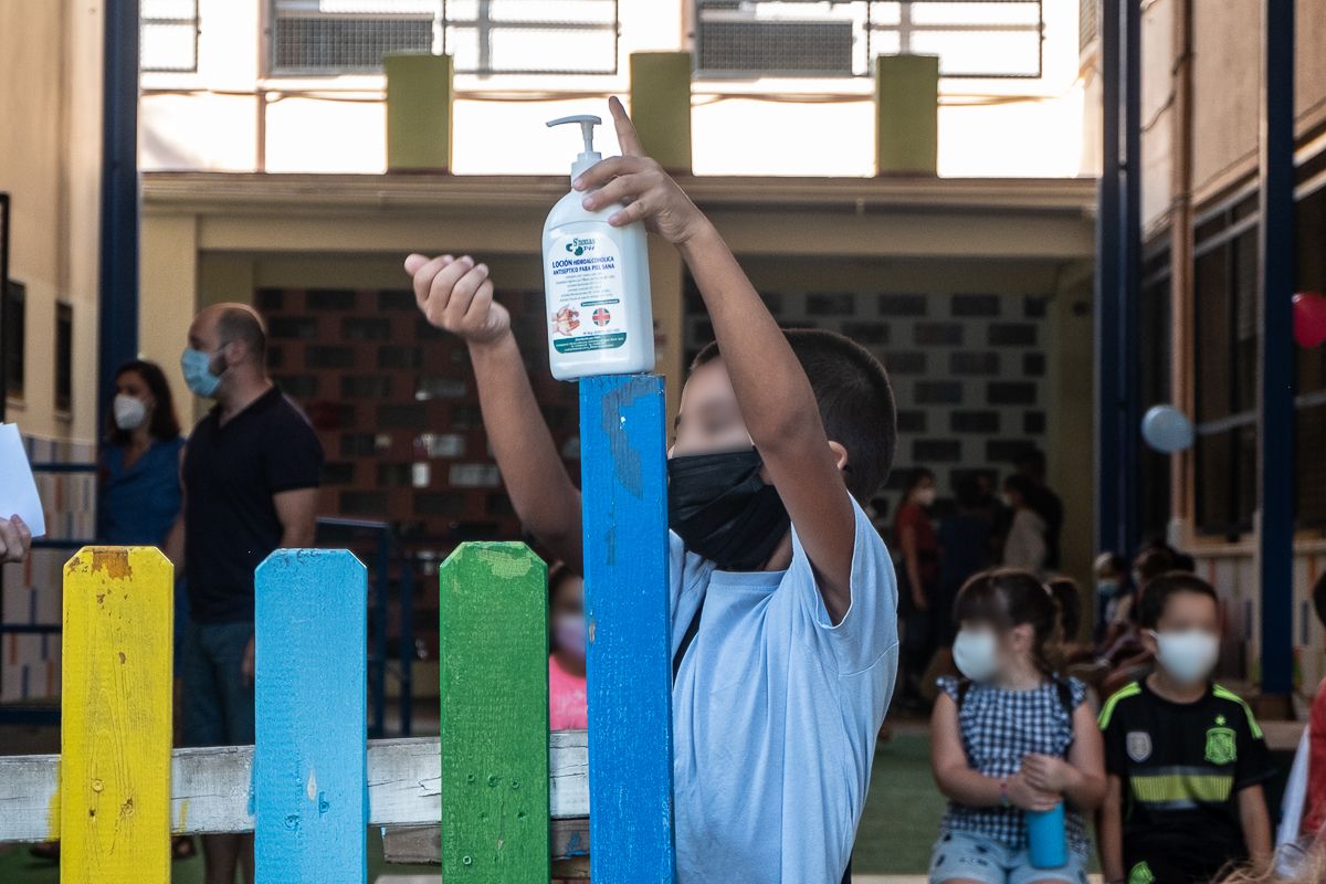 Un niño se echa gel hidroalcohólico, uno de los métodos para prevenir contagios, en una de las escuelas andaluzas días atrás