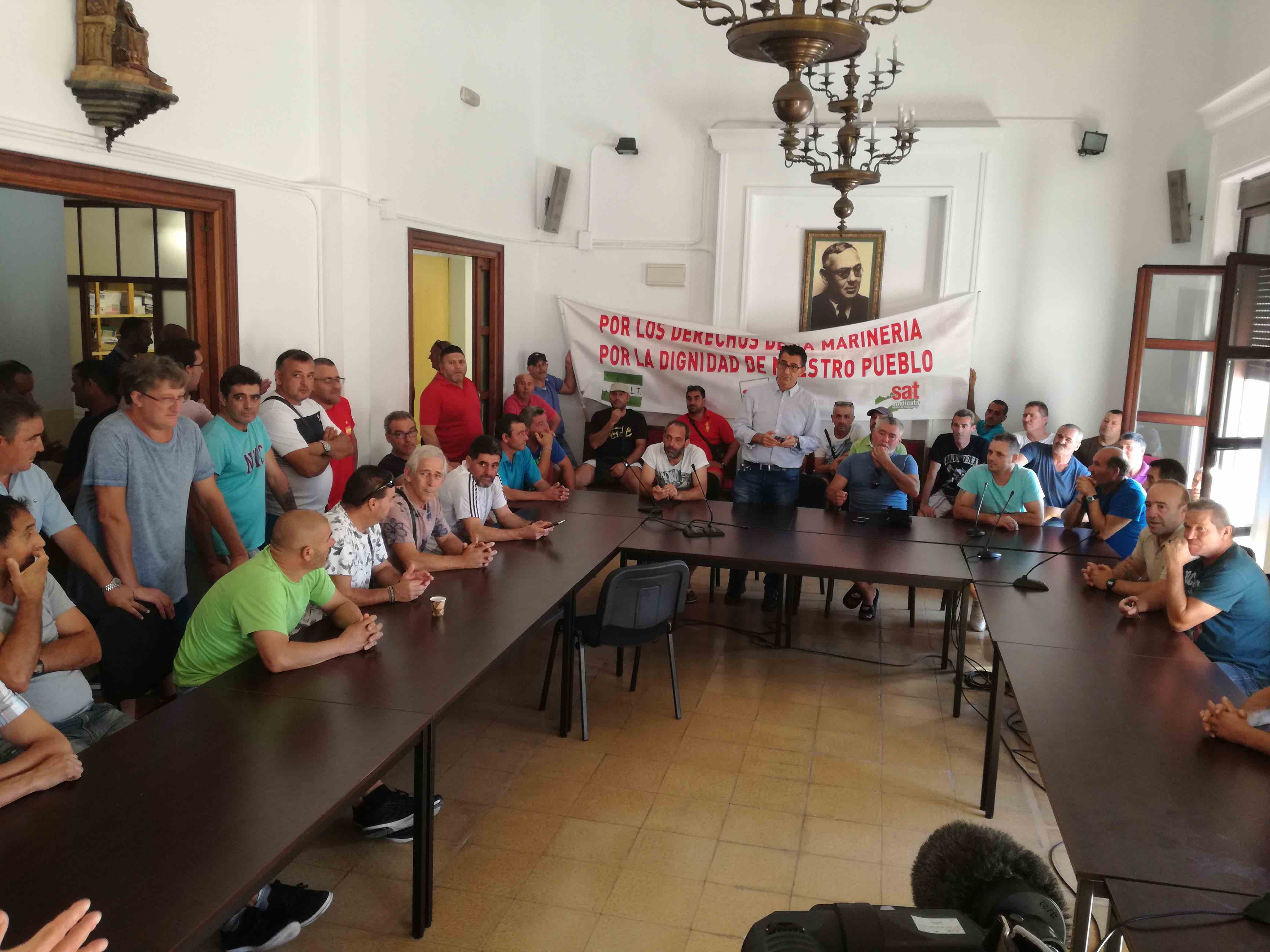 El alcalde reunido con los marineros encerrados en el Ayuntamiento. 