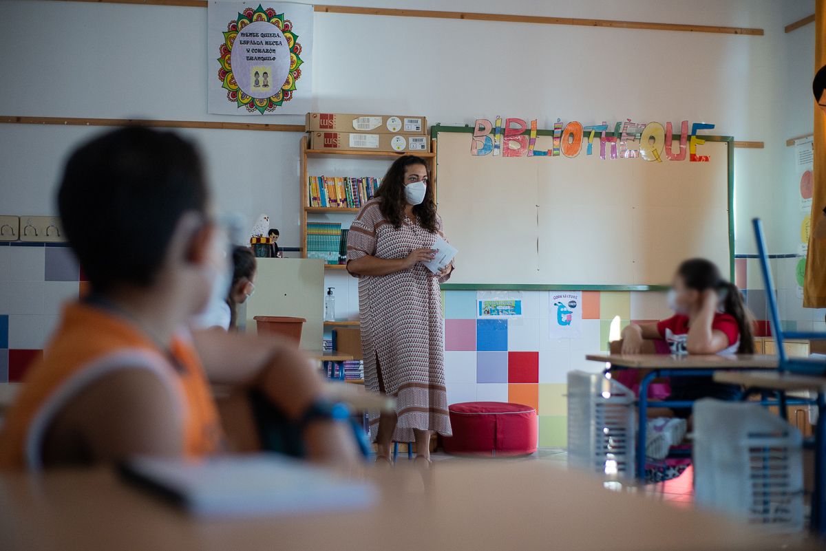 Los niños siguen con mascarillas en los colegios andaluces.