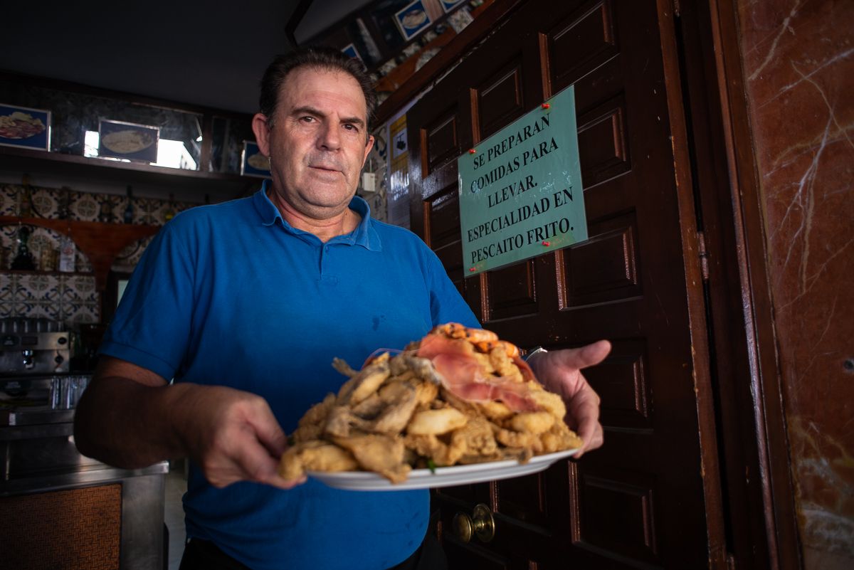 El 'galerón', la ración de pescado más popular del bar regentado por Paco Ortega.