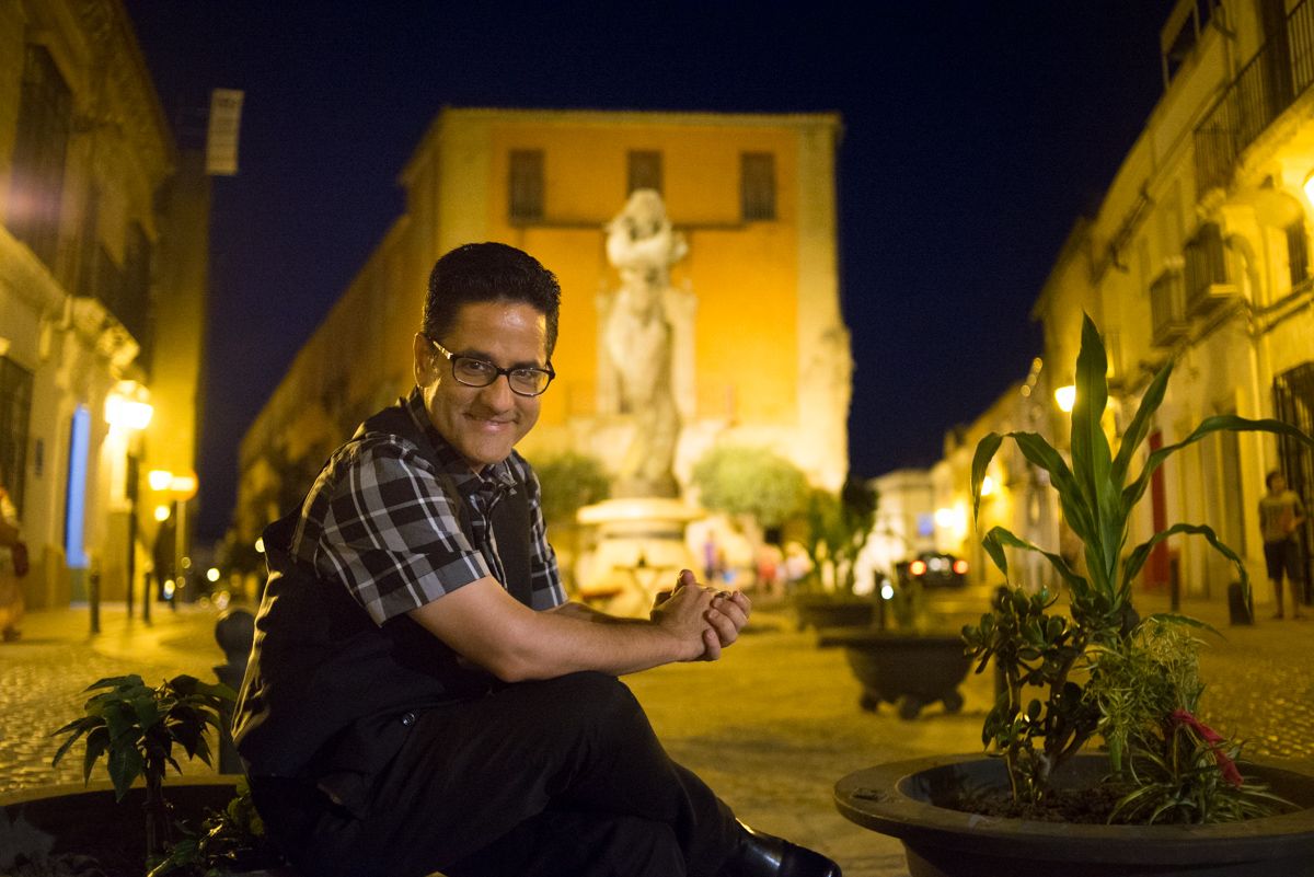 Luis Hidalgo, director del documental, posando delante de la estatua de Lola Flores. FOTO: MANU GARCÍA