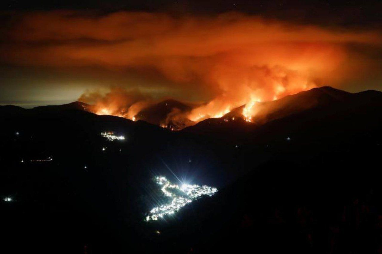 Impresionante imagen del incendio que está calcinando Sierra Bermeja.