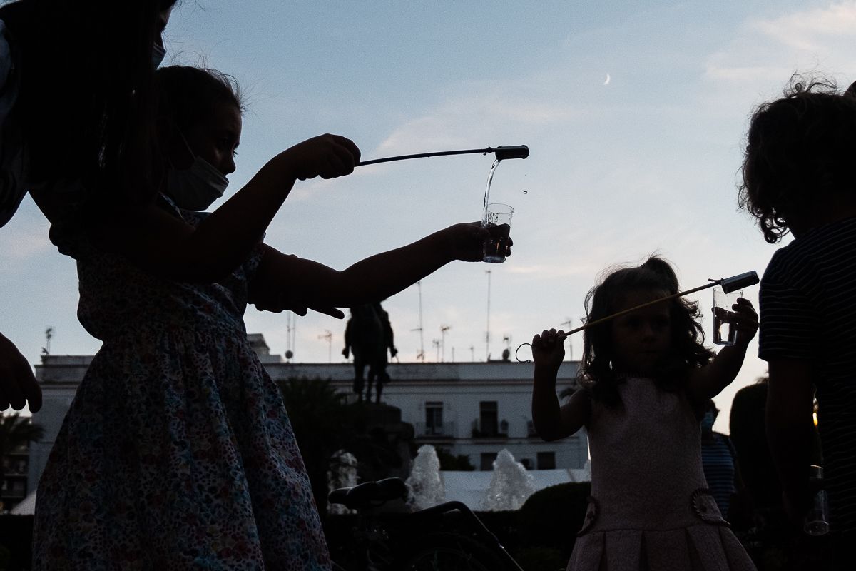 Pequeños venenciando en uno de los talleres infantiles en torno al vino de Jerez, en las pasadas Fiestas de la Vendimia.