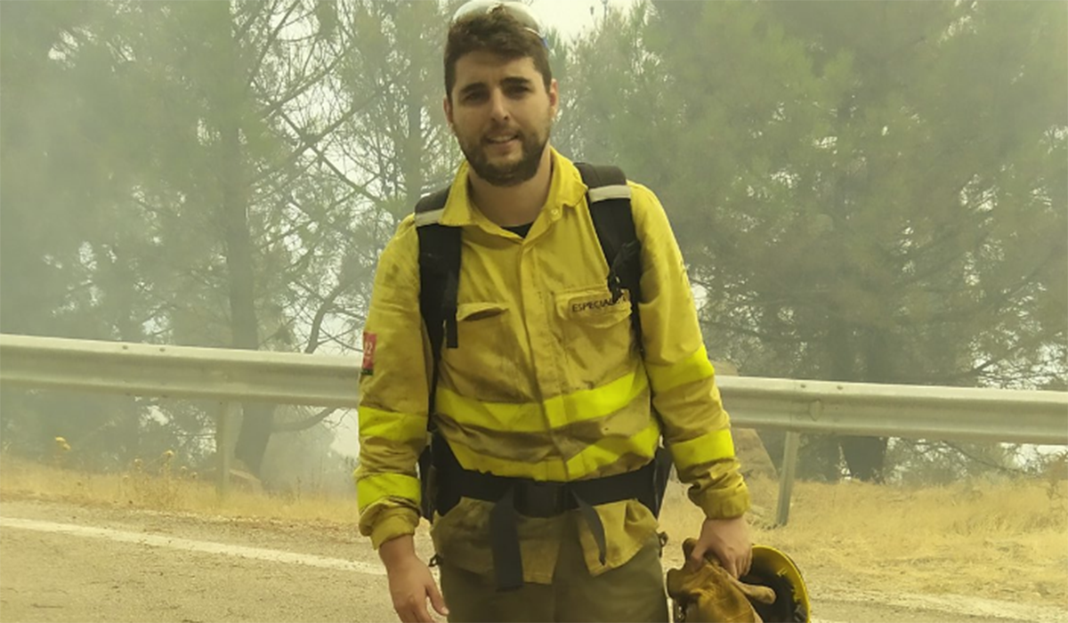 Luis Peralta, uno de los bomberos forestales que está participando en las labores de extinción del incendio de Sierra Bermeja.