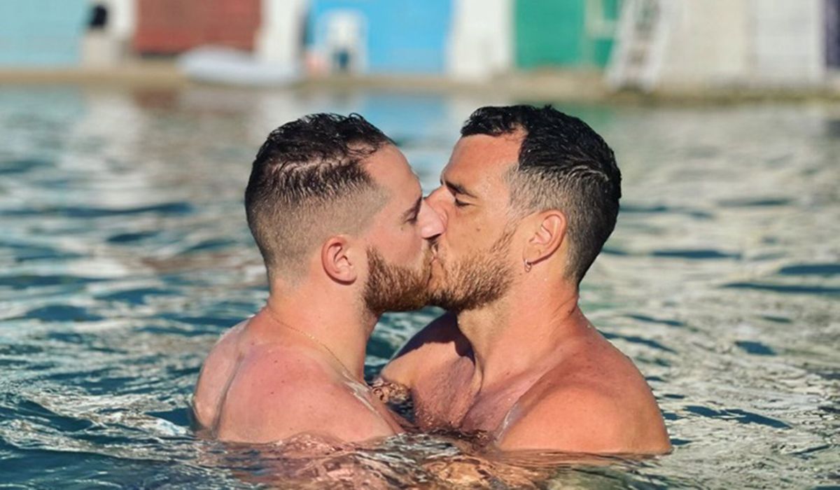 Una pareja disfruta de un baño en la playa. Por desgracia, la pandemia del odio se va extendiendo.